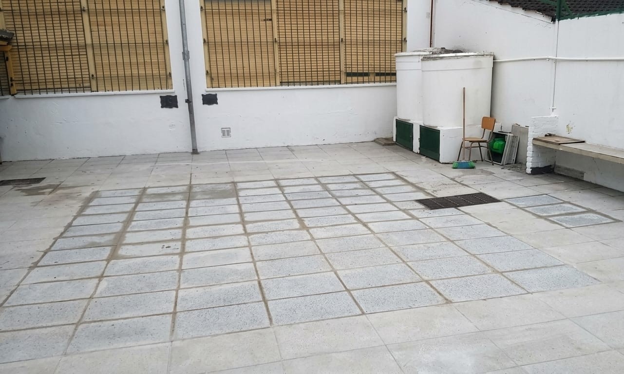 Piso de patio revestido con baldosas graníticas