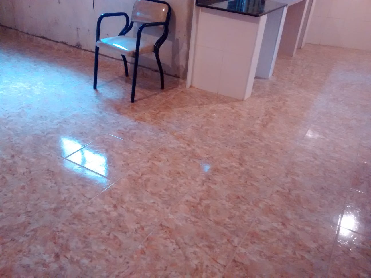 Piso de cocina con cerámicos coloniales recién colocados
